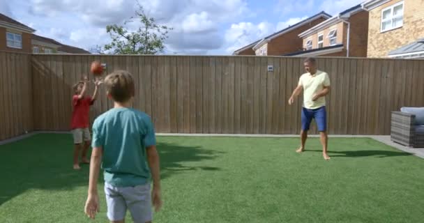 Una Foto Una Familia Chicos Jugando Baloncesto Patio Trasero — Vídeos de Stock