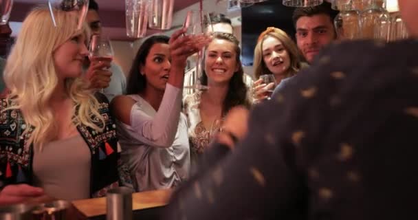 Groupe Amis Debout Bar Recevant Des Boissons Barman — Video