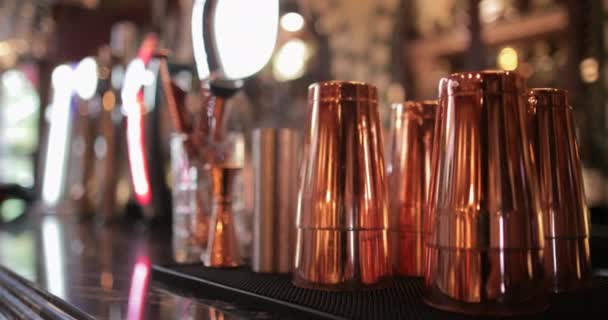 Bar Tezgahında Kokteyl Yapımında Kullanılmaya Hazır Bir Bar Ekipmanı — Stok video