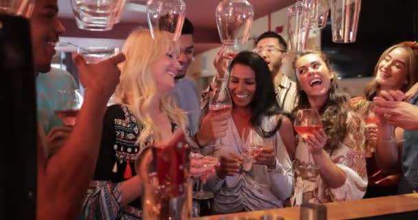 Een Multi Etnische Groep Vrienden Die Aan Een Bar Staan — Stockvideo
