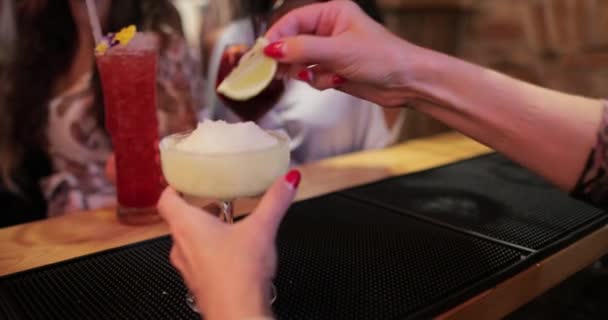 Een Barman Die Een Vers Versierde Cocktail Doorgeeft Aan Een — Stockvideo