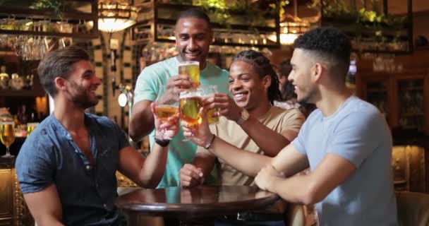 Mannen Drinken Samen Een Bar Een Ander Mannetje Komt Later — Stockvideo