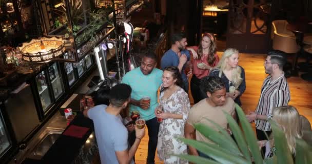 在纽卡斯尔 泰恩的一家酒吧里 人们一边喝酒一边站着的高视角图像 — 图库视频影像