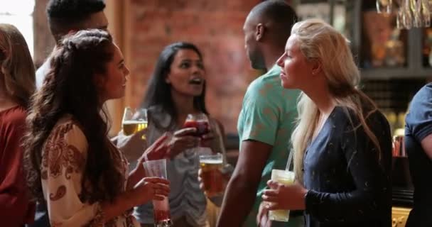 Een Groep Mensen Die Een Drankje Drinken Een Bar Focus — Stockvideo