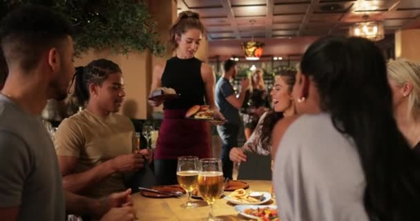 一群朋友一起出去吃饭 由一位女服务员为他们服务 — 图库视频影像