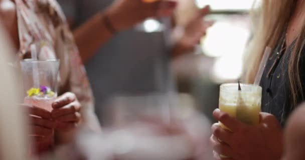 Close Pessoas Irreconhecíveis Tomando Bebidas Bar Foco Principal São Bebidas — Vídeo de Stock