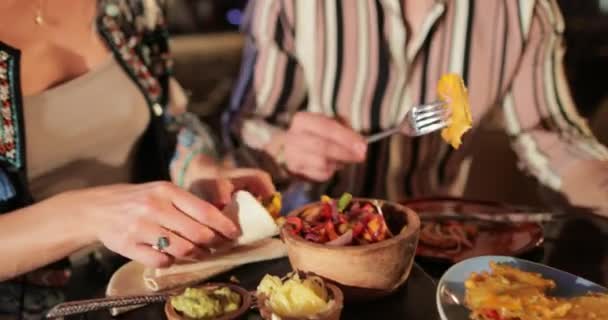Para Wspólny Posiłek Kamera Dyszy Między Jedzeniem Stole Obiadami — Wideo stockowe