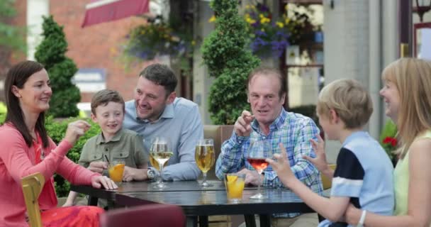 Una Familia Multigeneracional Tomando Bebidas Juntos Jardín Cerveza Mientras Juega — Vídeo de stock