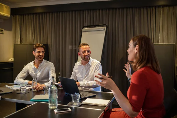 Una Toma Empresarios Empresarias Discutiendo Sus Estrategias Planes Para Avanzar — Foto de Stock