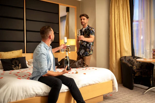 Двое Белых Мужчин Пьют Шампанское Празднуют Веселятся Вместе Кровати Отеля — стоковое фото