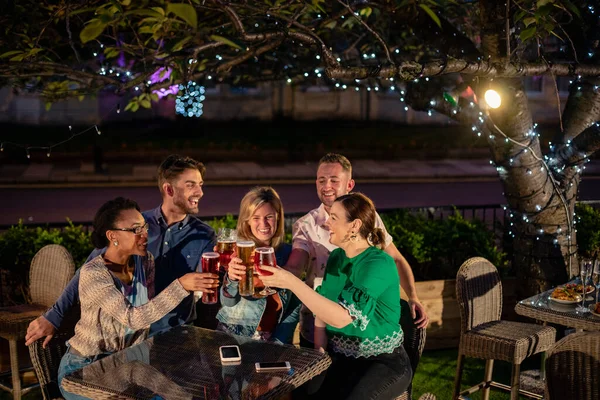 Grupo Diversos Amigos Bebiendo Champán Aire Libre Bar Restaurante Celebrando —  Fotos de Stock