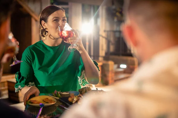 Amigos Bebendo Álcool Livre Bar Restaurante Comemorando Divertindo Juntos — Fotografia de Stock