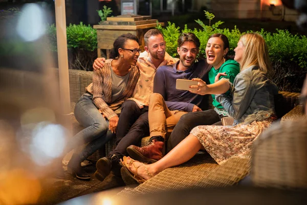 Grupo Diversos Amigos Tomando Una Selfie Teléfono Inteligente Aire Libre —  Fotos de Stock