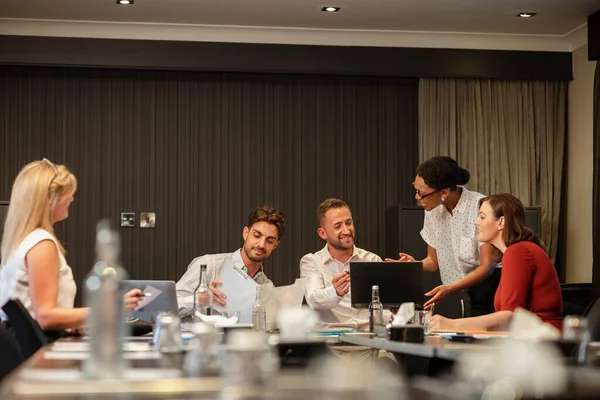 Una Toma Empresarios Empresarias Discutiendo Sus Estrategias Planes Para Avanzar — Foto de Stock