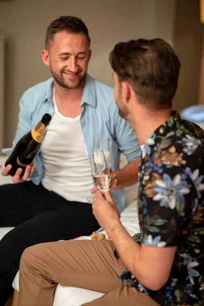 Двоє Чоловіків Ють Шампанське Святкуючи Разом Розважаючись Готельному Ліжку Джесмонді — стокове фото