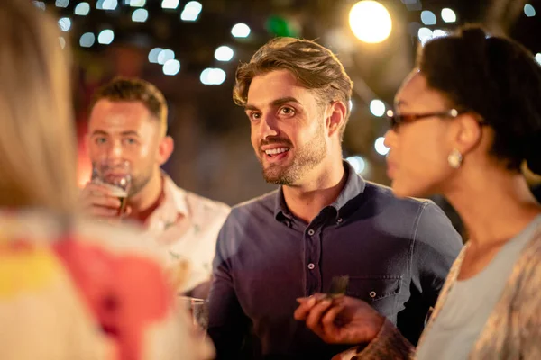 Bir Grup Farklı Arkadaş Bir Bar Restoranda Şampanya Içiyor Kutluyor — Stok fotoğraf