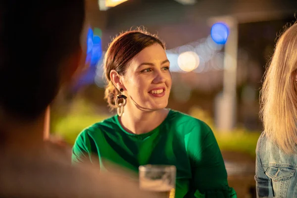 Una Chica Caucásica Tomando Bebidas Alcohólicas Con Sus Amigos Aire —  Fotos de Stock