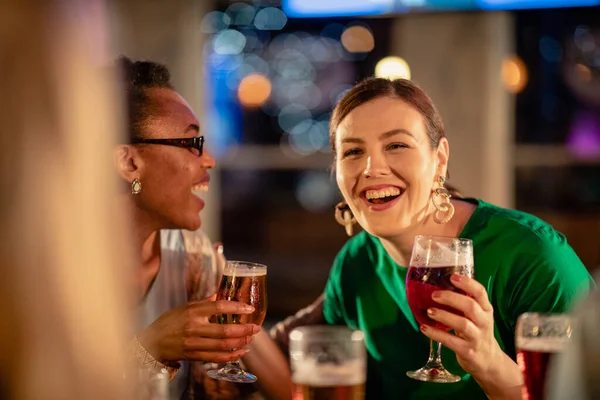 Grupo Amigos Tomando Bebidas Alcohólicas Aire Libre Bar Restaurante Celebrando —  Fotos de Stock