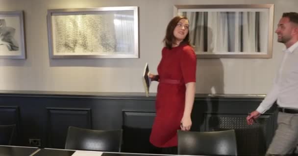 Знімок Бізнесменів Бізнесменів Які Ходять Свої Місця Офісі Вони Тримають — стокове відео
