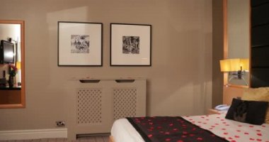 Bir otel odasında öpüşen iki beyaz adam romantik bir gece planlıyorlar..