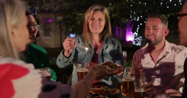 Vriendengroep Die Buiten Champagne Drinkt Een Bar Restaurant Samen Feesten — Stockvideo