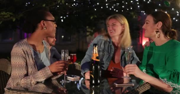친구들 레스토랑에서 샴페인을 마시며 축하하고 즐거운 시간을 보낸다 — 비디오