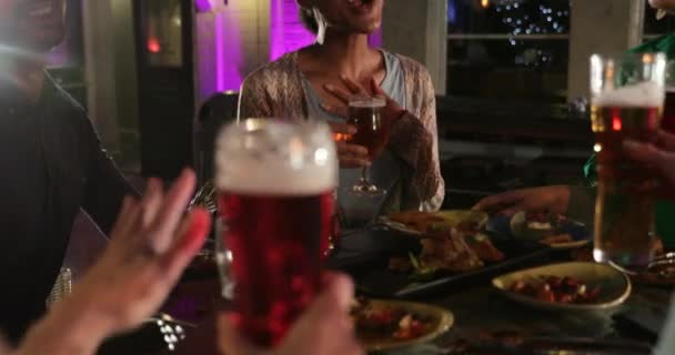 Bir Grup Farklı Arkadaşın Bir Bar Restoranda Şampanya Içerken Kutlama — Stok video