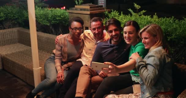 Group Diverse Friends Taking Selfie Smart Phone Outdoors Bar Restaurant — Stock Video