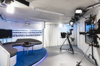 Gateshead, Newcastle 'da boş bir film stüdyosu. Çekime hazır film kameraları olan sunucular için kanepeler var..