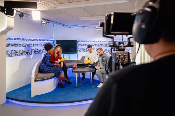 Sobre Vista Ombro Programa Processo Ser Filmado Estúdio Apresentadores Estão — Fotografia de Stock