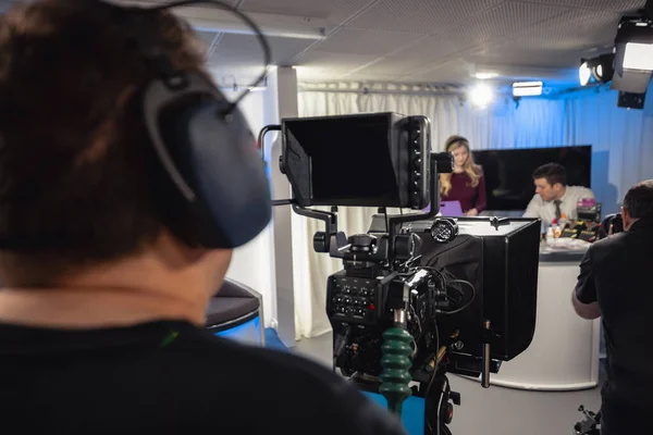 Shoulder View Show Process Being Filmed Studio Presenters Sitting Studio — Stock Photo, Image