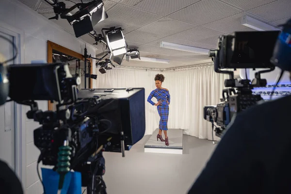 Programa Ser Filmado Num Estúdio Uma Mulher Está Modelando Vestido — Fotografia de Stock