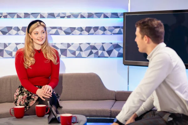 Two Hosts Talking Each Other While Sitting Sofa Film Studio — Stock Photo, Image