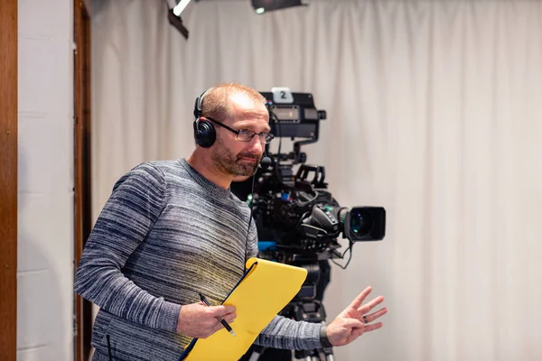 Seorang Produser Acara Mengenakan Headset Berdiri Samping Kamera Film Studio — Stok Foto