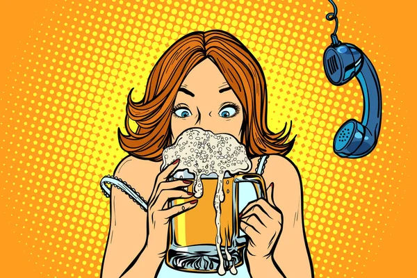 Обеденный перерыв. Женщина пьет пиво — стоковый вектор