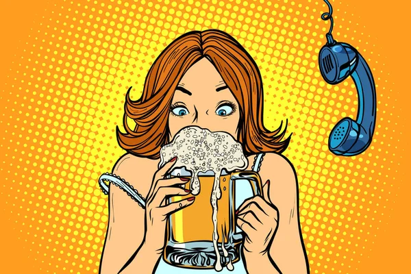 Hora del almuerzo. Mujer bebiendo cerveza — Vector de stock