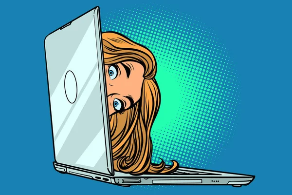 Mujer espiando desde el ordenador portátil — Vector de stock