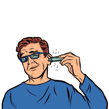 bir adam kulağına saç tıraş