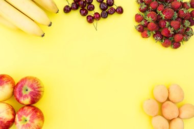 Sarı bir arka plan üzerinde olgunlaşmış taze meyve