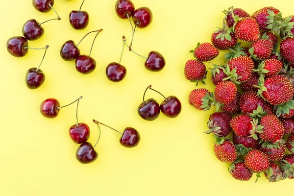Fresh Strawberries Cherries Yellow Background — Stock Photo, Image