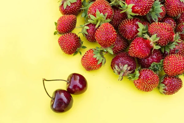 Fresh Strawberries Cherries Yellow Background — Stock Photo, Image