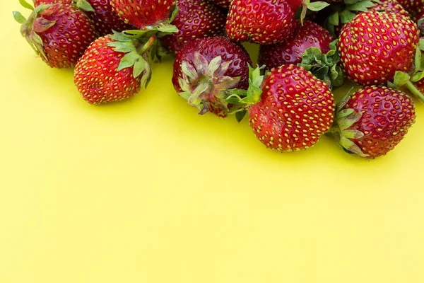 Ripe Fresh Strawberry Yellow Background — Stock Photo, Image