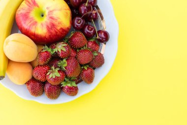 Sarı bir arka plan üzerinde olgunlaşmış taze meyve