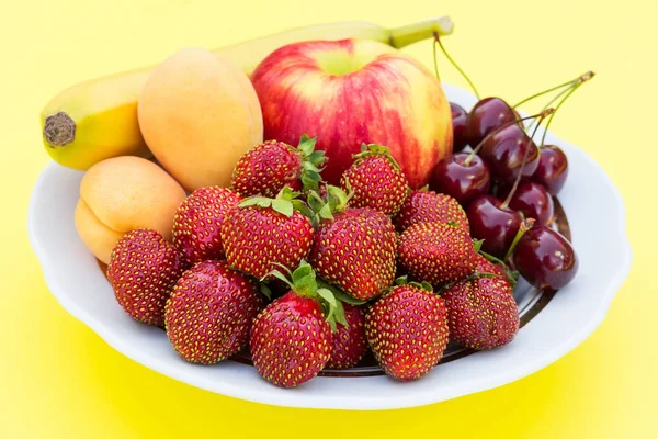 Rijpe Vers Fruit Een Gele Achtergrond — Stockfoto