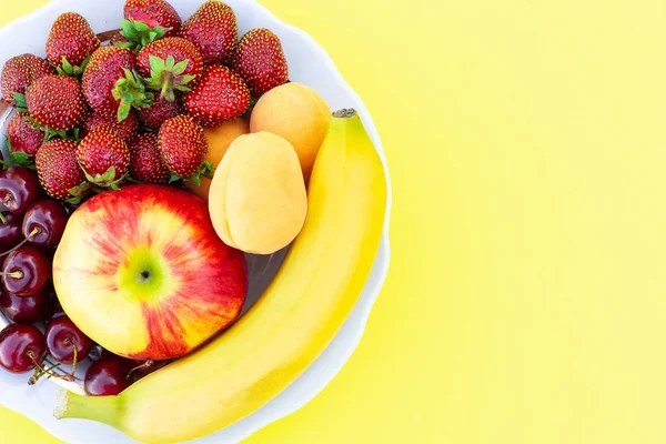 Sarı bir arka plan üzerinde olgunlaşmış taze meyve