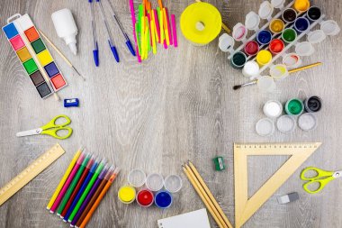 Okul malzemeleri gri bir arka plan, boyalar ve fırçalar