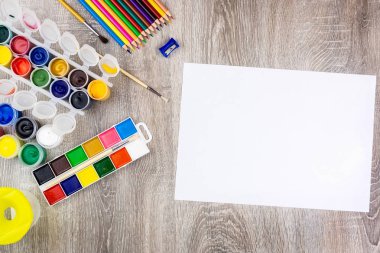 guaj ve püsküllü gri arka plan üzerinde ile kalemler