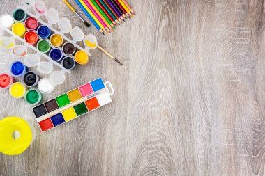 guaj ve püsküllü gri arka plan üzerinde ile kalemler