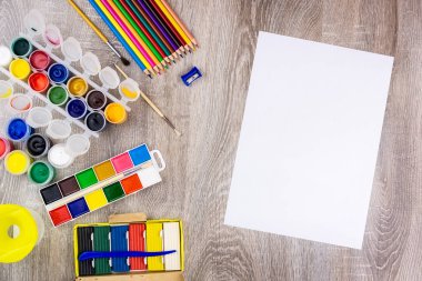 guaj ve püsküllü gri arka plan üzerinde ile kalemler