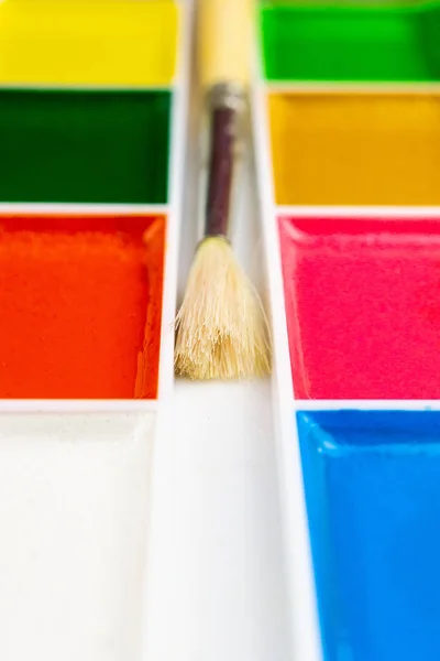 Guazzo Multicolore Pennello Sfondo Marrone — Foto Stock
